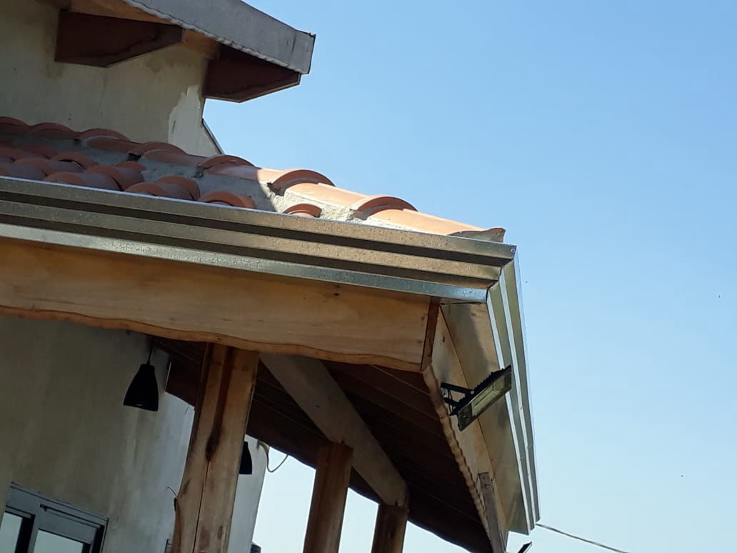 empresa especializada em calhas telhados estruturas metalicas steel frame coifas dutos pingadeiras